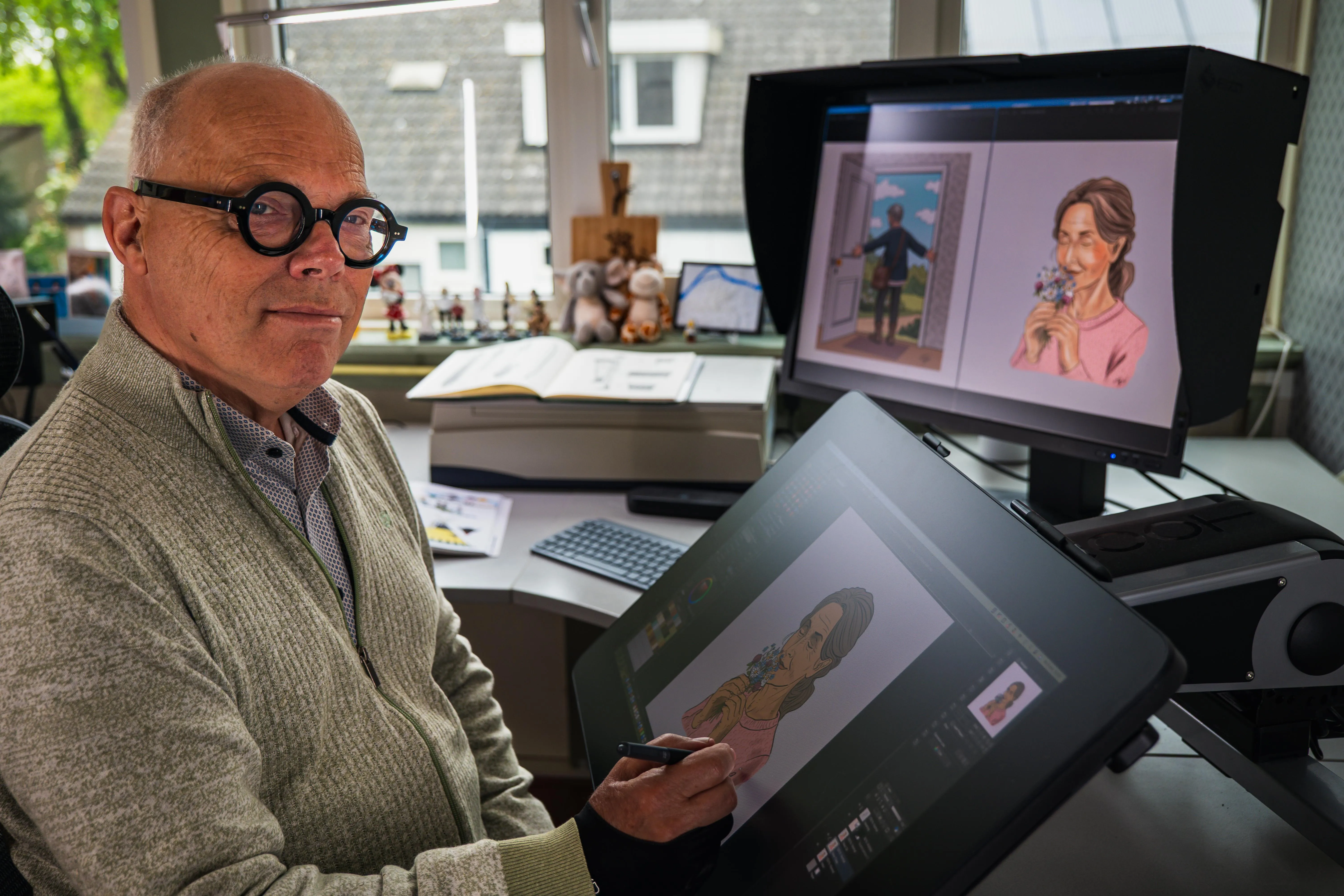 Ben kijkt op tijdens het tekenen in zijn studio